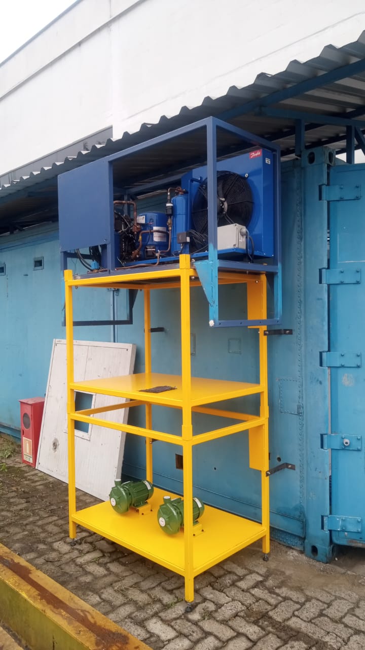 Técnico realizando manutenção industrial preventiva